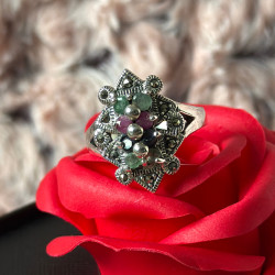 Prsten starostříbrný - smaragd, rubín, onyx, markazit